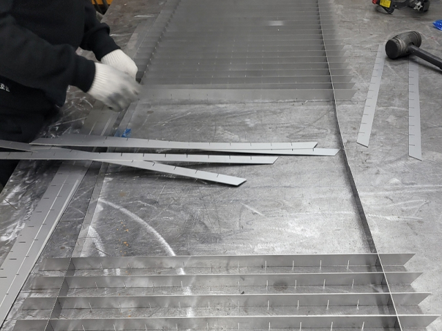 20250827142824_2V8sjQbR.jpg_carousel_금속인테리어전문_금속친구,금속인테리어전문,행거,테이블,선반,스텐카운터,매장카운터,모든철제제작,시공