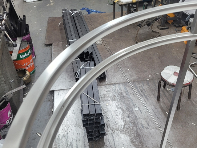 20250827142824_ZEn8QmkO.jpg_carousel_금속인테리어전문_금속친구,금속인테리어전문,행거,테이블,선반,스텐카운터,매장카운터,모든철제제작,시공